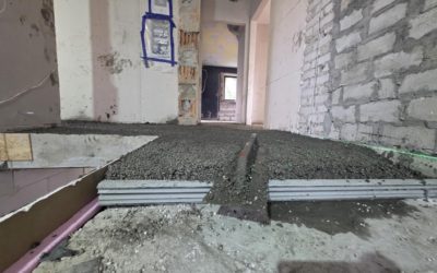 Styrobeton pod ogrzewanie podłogowe – praktyczne spojrzenie z placu budowy